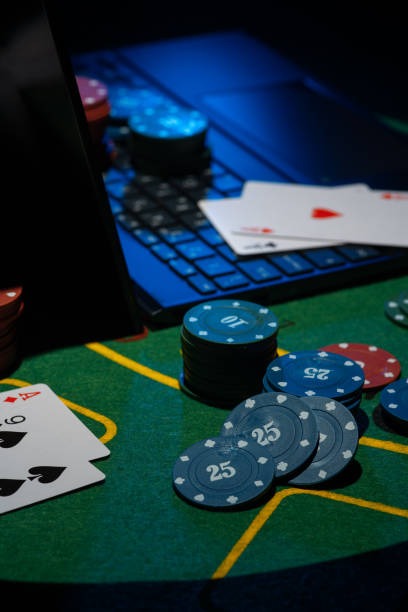 lukitoqq mobile app on Android showing slot games and live dealer options